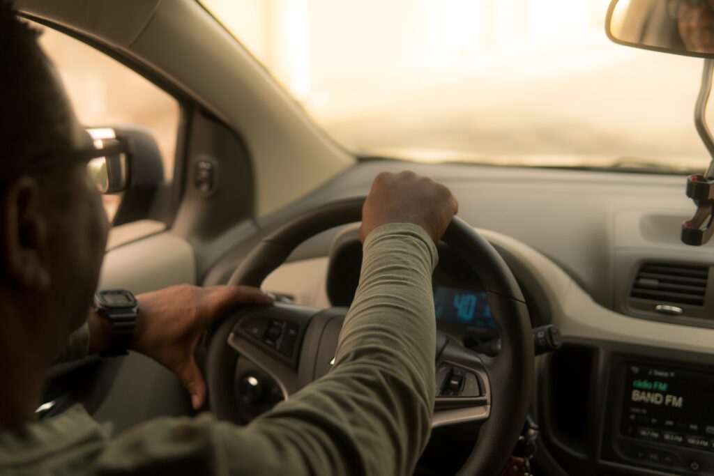 Chauffeur qui conduit sa voiture